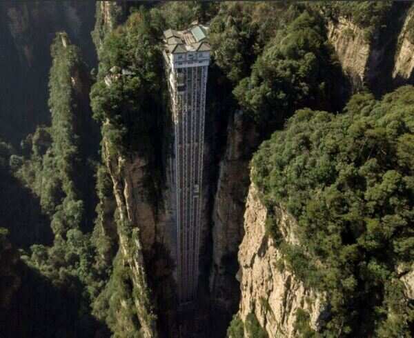 Avatar Cliffs China: World's highest lift zips tourists up