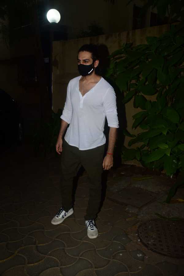 Kartik Aaryan keeps it comfy and classy as he gets snapped in the city ...