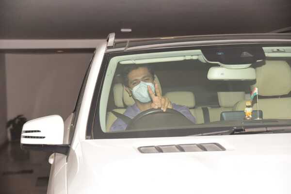 Celebs at KJo's residence (4).