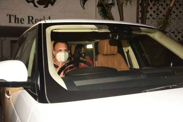 Celebs at KJo's residence (5).