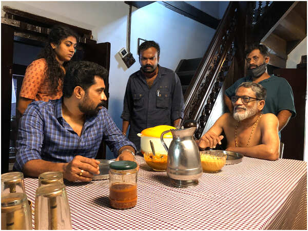 Suraj Venjaramoodu, Nimisha Sajayan, the director and others on the set