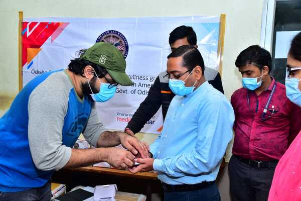 Sabyasachi donated oximeter