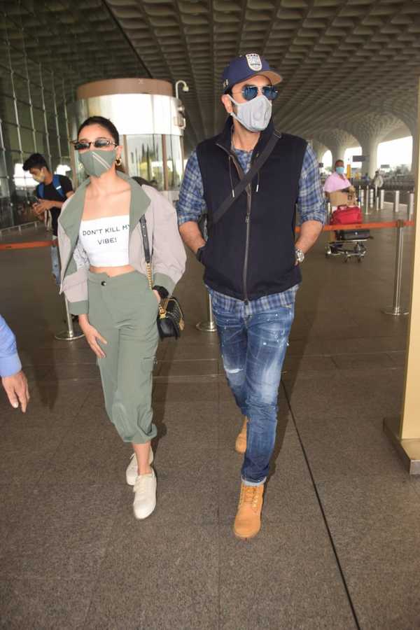 Alia Bhatt and Ranbir Kapoor slay airport fashion in minimal outfits, fans  love his clean-shaven 'chocolate boy' look
