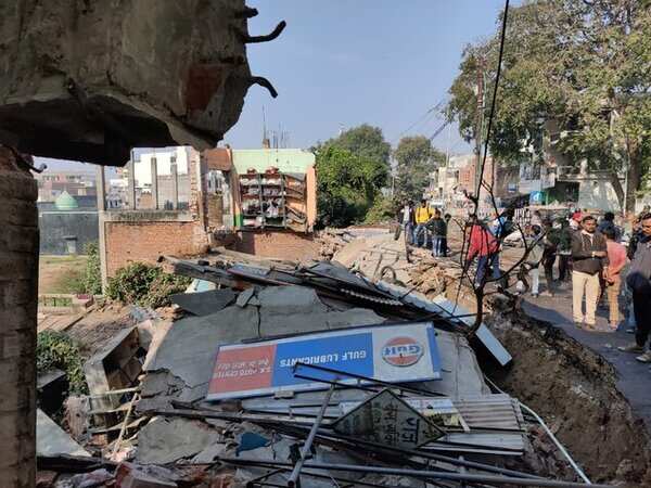 Old market collapses in Lucknow, no casualty, goods worth lakhs damaged ...