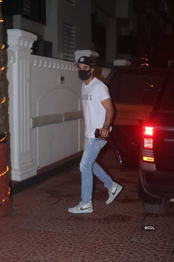 Photos: Ranbir Kapoor looks cool in casual as he gets snapped in the city