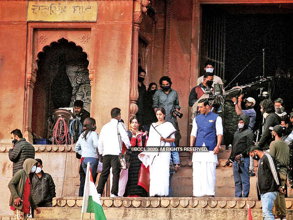Gautami Kapoor and John Abraham shooting at the Chet Singh Ghat in Varanasi (BCCL/ Arvind Kumar)