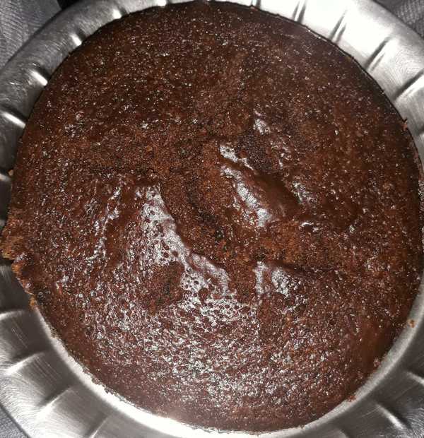 आटे का चॉकलेट केक बिना ओवन के बनाये–atta cake-Wheat flour chocolate sponge  cake recipe - YouTube