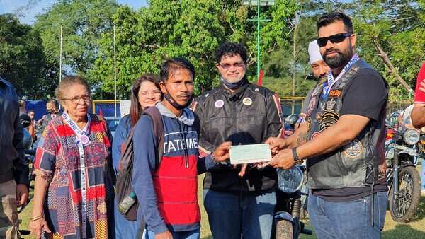 The King’s School Chairman Melvin Pereira and Director Ligia Pereira, Childcare School Founder Anette Pereira along with Kamaljit Saihni of GRR, Rohit Mehta of HoGs and other superbike riders along with cancer patients (extreme left) to whom cheques of Rs 1.55 lakhs were disbursed before the ride commenced.