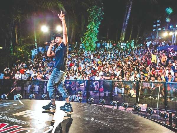 The rapper loses himself while rendering an intense performance in Mumbai