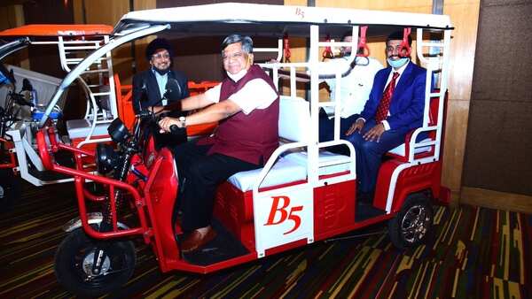 Jagdish Shettar, Minister for Industries, Govt.of Karnataka with Balakrishnan, Director, Balan Engineering Pvt. Ltd. at the launch of the Electric Vehicles (1)