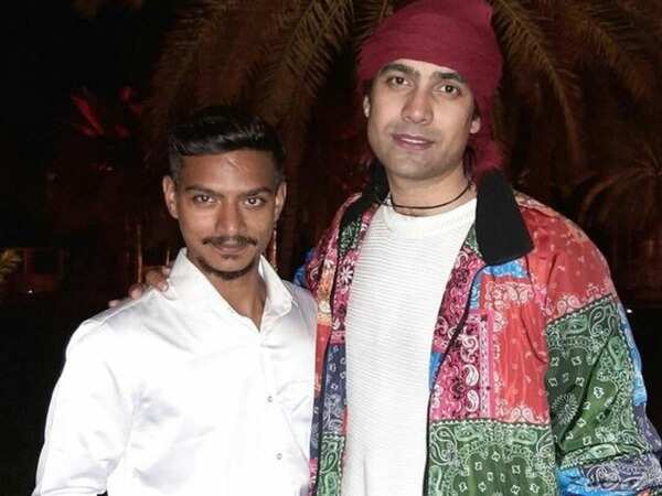 The singer is all smiles as he poses for a photo with his fan (Pic credit: Pinterest)