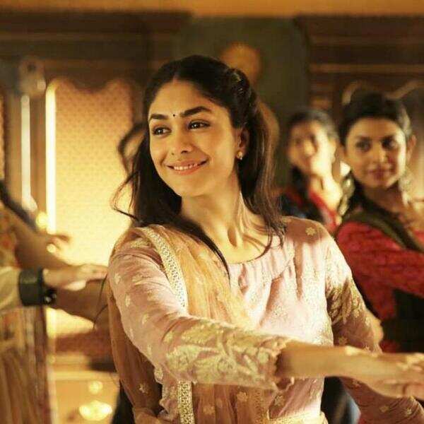 mrunal-thakur-do-main