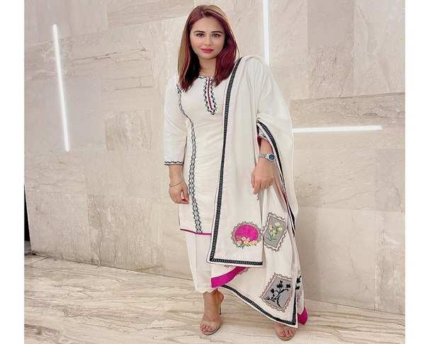 Mandy Takhar prefers dolling up in ethnic wear Punjabi Movie News