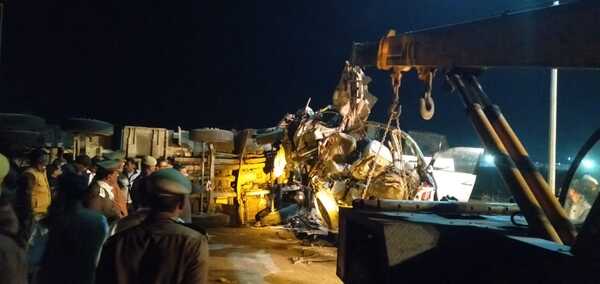 Yamuna Expressway accident: 7 killed as oil tanker rams into car on ...