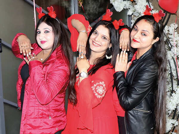 (L-R) Priyanka Melhotra, Shweta Changani and Shweta Alani (BCCL/ Unmesh Pandey)