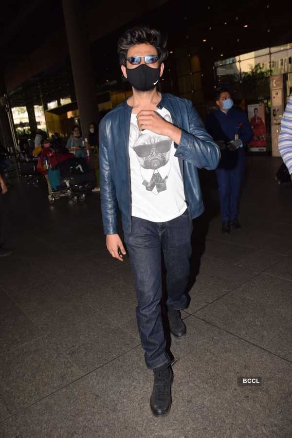 Kartik Aaryan and Kiara Advani get clicked at the airport as they head ...