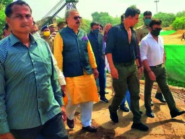 Akshay Kumar with Bimlendra Mohan Prasad Mishra during Ayodhya visit