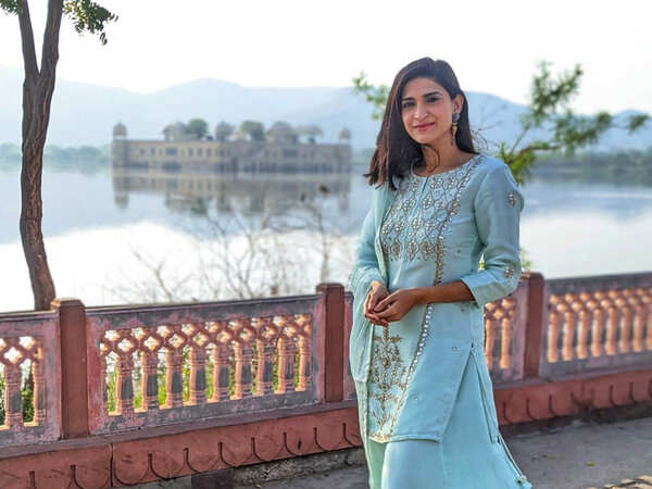 Aahana Kumra (Jalmahal as backdrop) - Copy