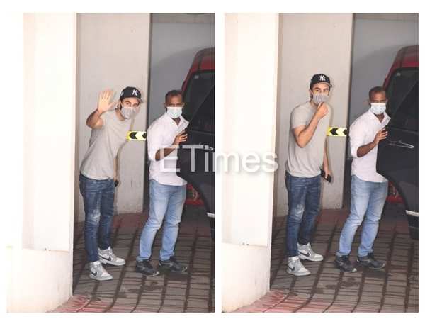 Photos: Ranbir Kapoor looks cool in casual as he gets snapped in the city