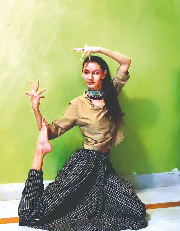 HT05FRESHFACE-ANUSHKADABRAL