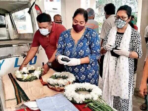 Late Sambit Majumder’s wife Jayati (in blue) after the body was brought to their Bansdroni home