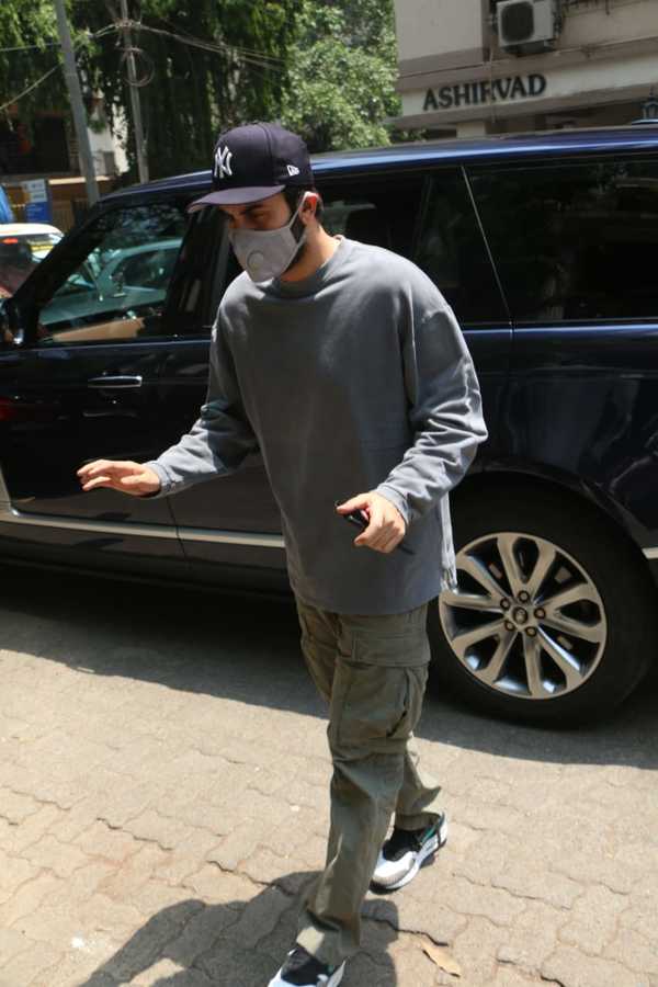 Photos: Ranbir Kapoor keeps it cool and casual as he gets snapped outside a  clinic in the city