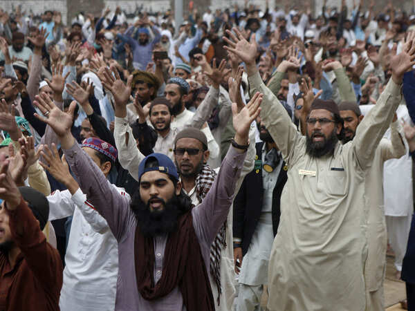 Deadly clashes in Pakistan's Lahore after Islamists take police hostage ...
