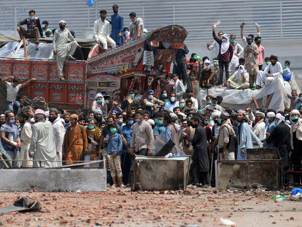 Deadly clashes in Pakistan's Lahore after Islamists take police hostage ...