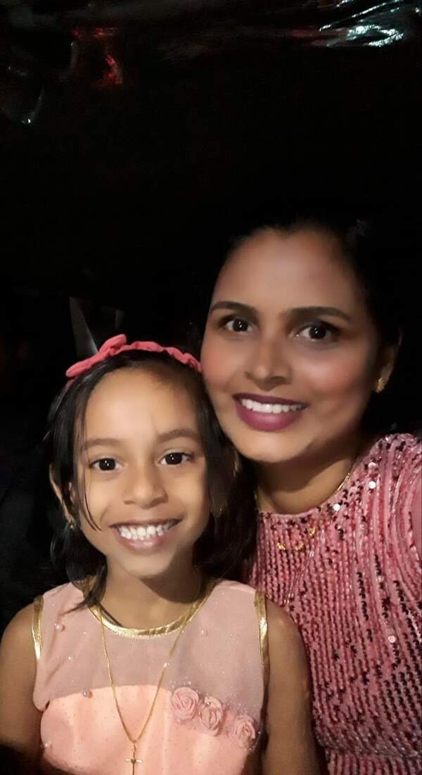 melina and her daughter loves clicking selfies