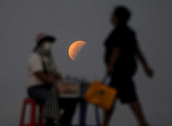 Blood Moon Total Lunar Eclipse 21 Pacific Sees A Blood Moon Rising In Once In A Decade Show World News Times Of India