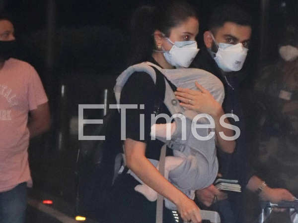 Ranbir Kapoor and Anushka Sharma were spotted at Mumbai airport