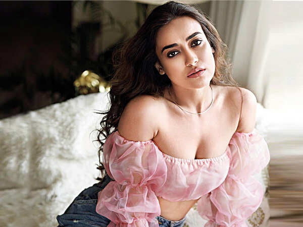 TV_DESIRABLE_SURBHI JYOTI INSTA