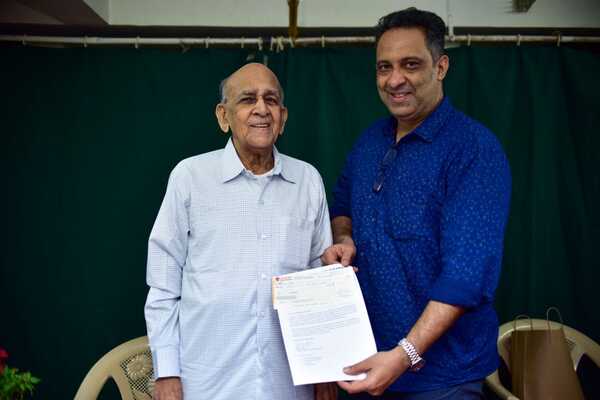 Gothoskar (left) with Cricketers Foundation's Amit Gadgil.