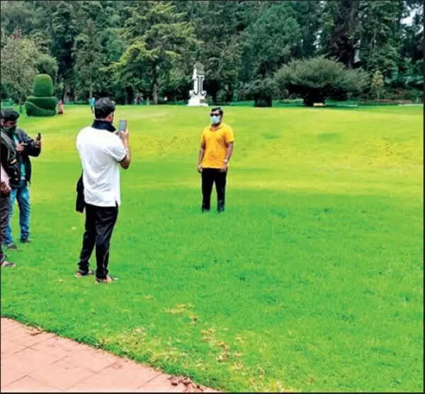 Visitors at Ooty Botanical Gardens were given a rose each, Chennai