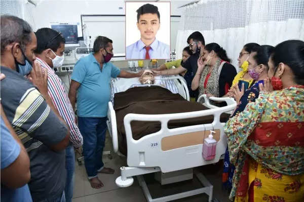 Surat: Organs Of 2 Friends Who Died In Accident Save 13 Lives | Surat ...