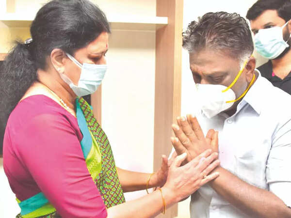 Sasikala consoles O Panneerselvam on Wednesday