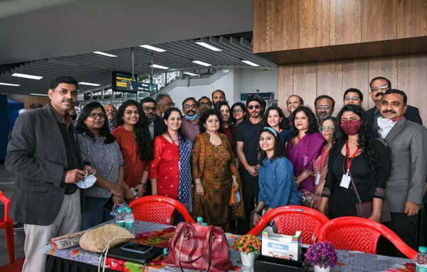 SRK met and greeted the Pune metro officials