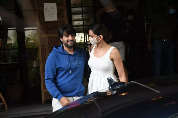 Deepika Padukone gets snapped with ‘Fighter’ director Siddharth Anand ...