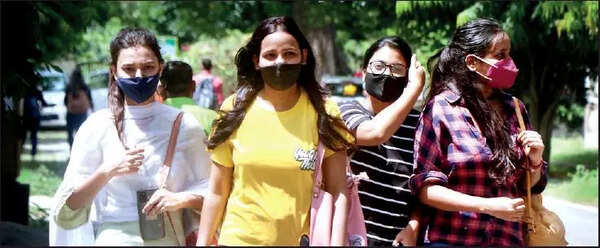 Lucknow University students return to campus, forget Covid norms ...