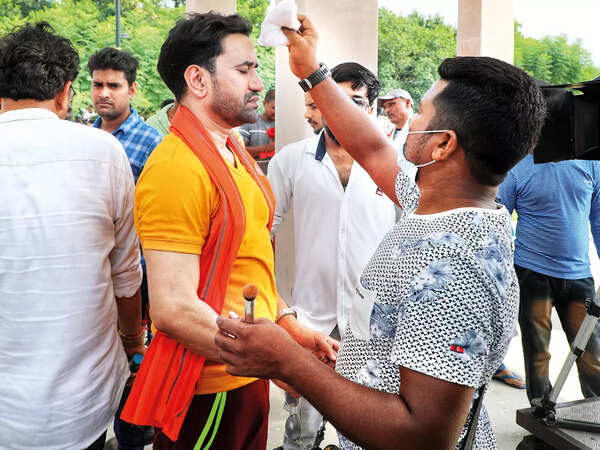 Dinesh Lal Yadav getting ready for the shot (BCCL/ Arvind Kumar)