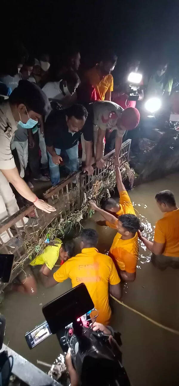 PHOTO19bhu Satabdi nagar boy swept away rescue operation (10) (1)