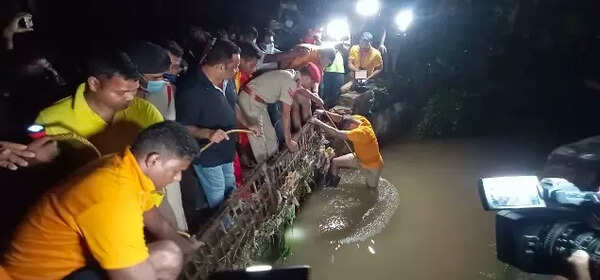 PHOTO19bhu Satabdi nagar boy swept away rescue operation (7) (1)