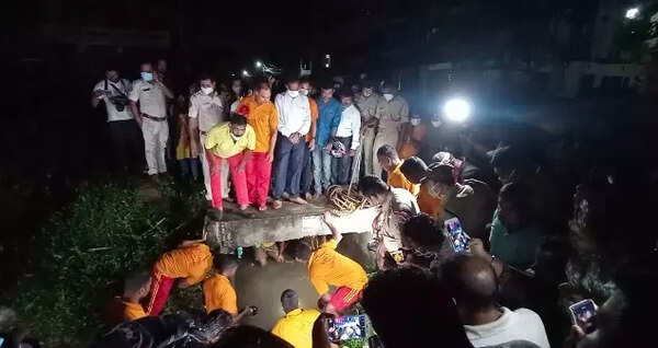 PHOTO19bhu Satabdi nagar boy swept away rescue operation (12) (1)