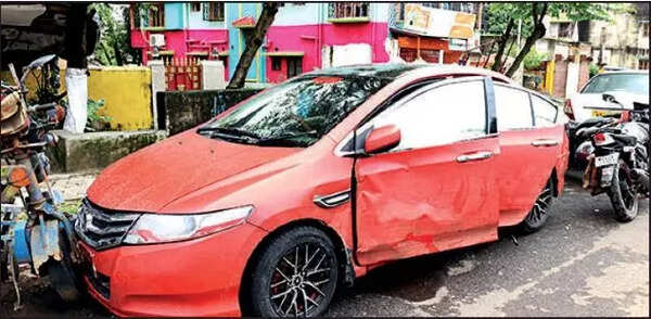 Youths rescue four after car plunges into pond