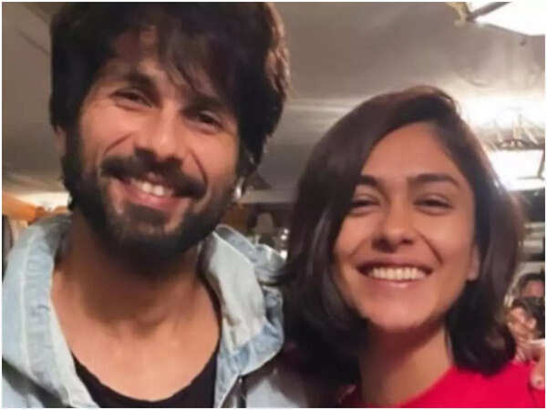 Shahid Kapoor and Mrunal Thakur in Jersey
