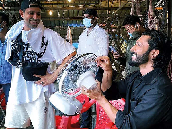 Faruk Kabir shooting for Khuda Haafiz 2 in Lucknow (BCCL/ @farukkabir9)
