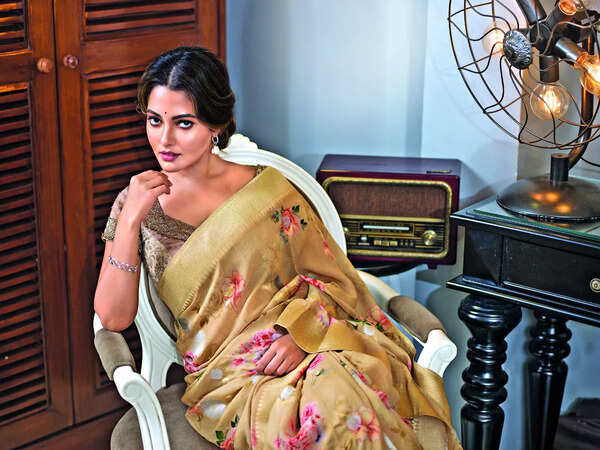 I really miss Amma during Puja : Riya Sen | Bengali Movie News - Times ...