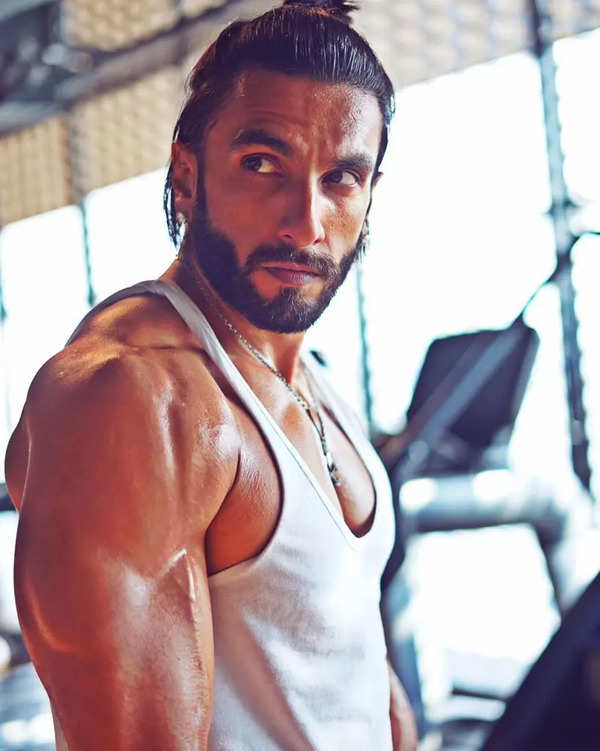 Ranveer Singh shows off his muscular body in his latest pictures and it ...