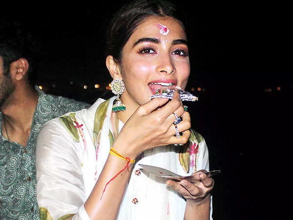 ‘Khaike Paan Banaras Wala’ Pooja,’ said Pooja after she savoured the Banarasi paan. She also relished Banarasi chaat (BCCL/ Arvind Kumar)