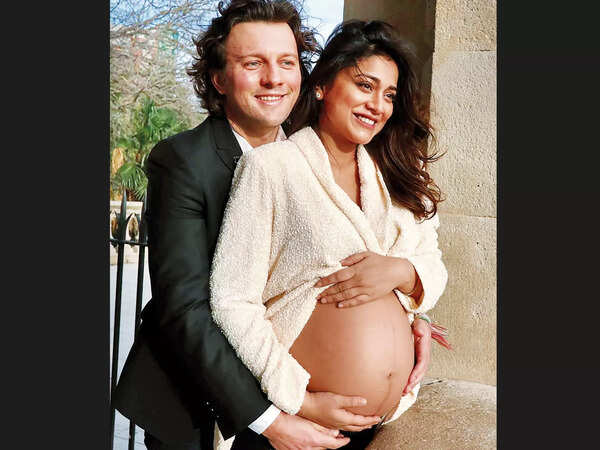 HT13Shriya_lead_turn-thumb